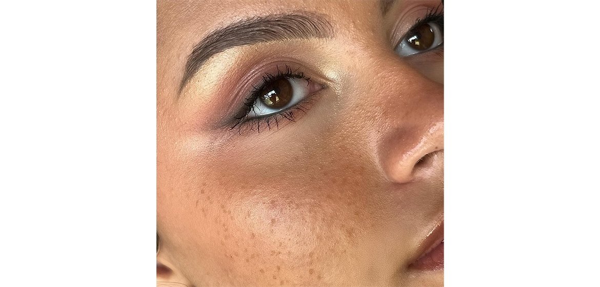 Gesichtsausschnitt einer jungen Frau mit dezentem Make-up